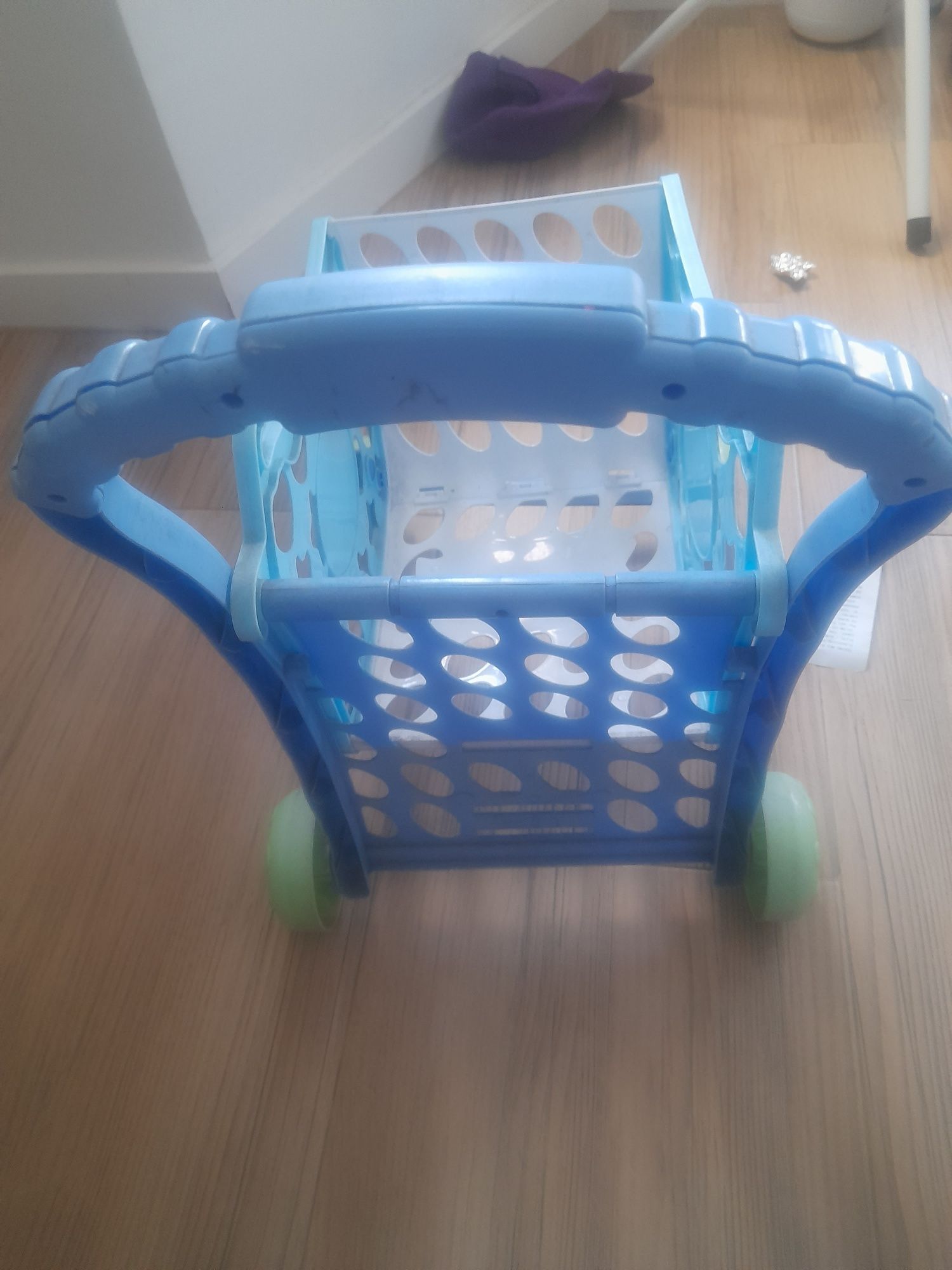 Carrinho de compras azul para crianças.