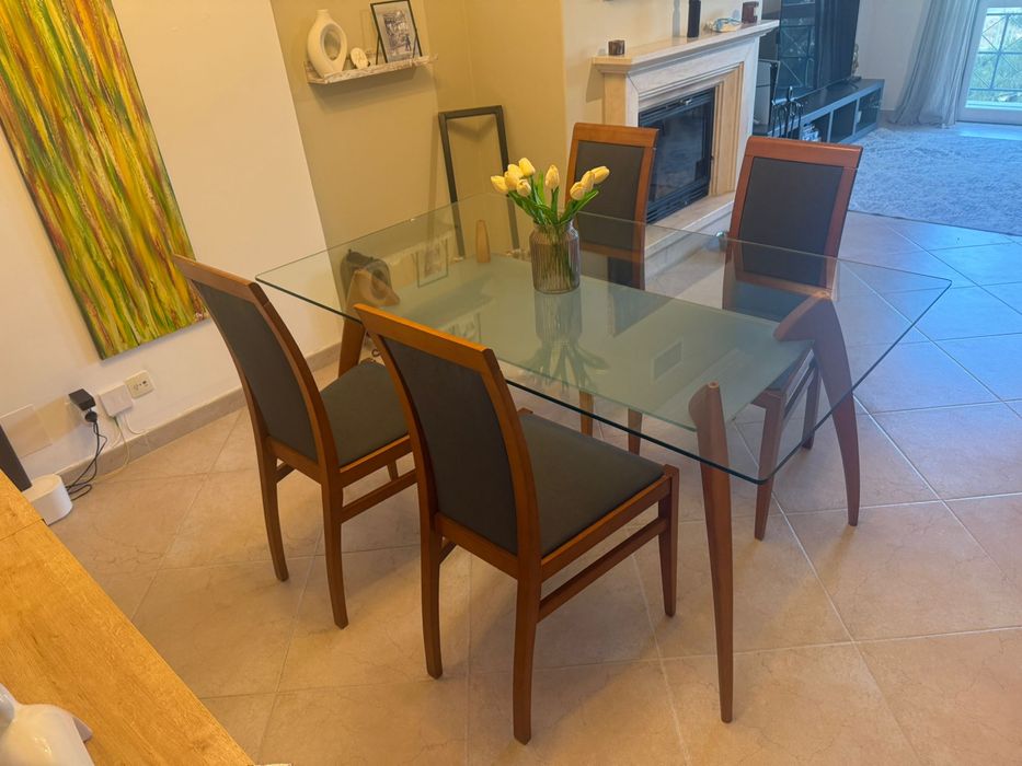 Mesa de jantar e cadiras