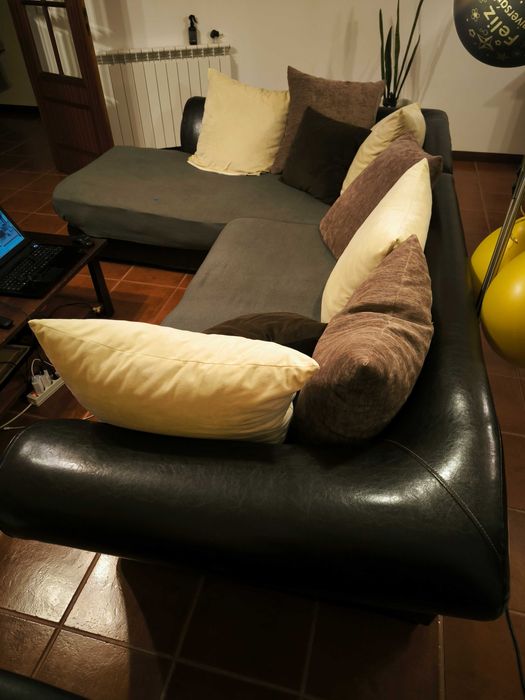 Sofá - cama com almofadas