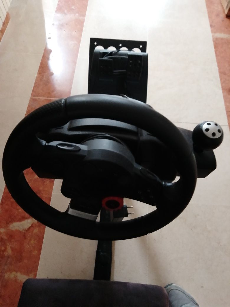 Kit com volante e assento para PlayStation
