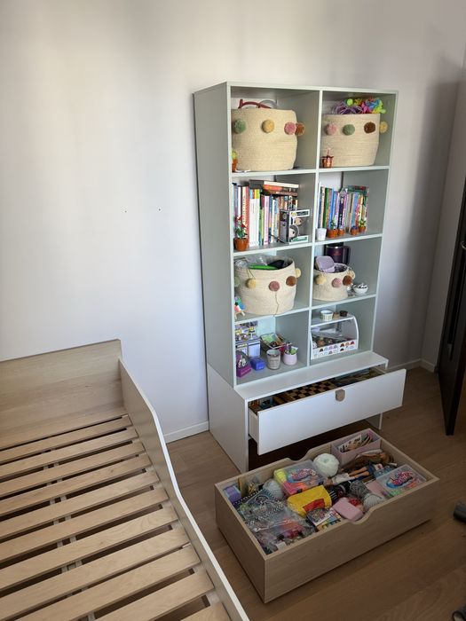 Łóżko dziecięce albo zestaw mebli.