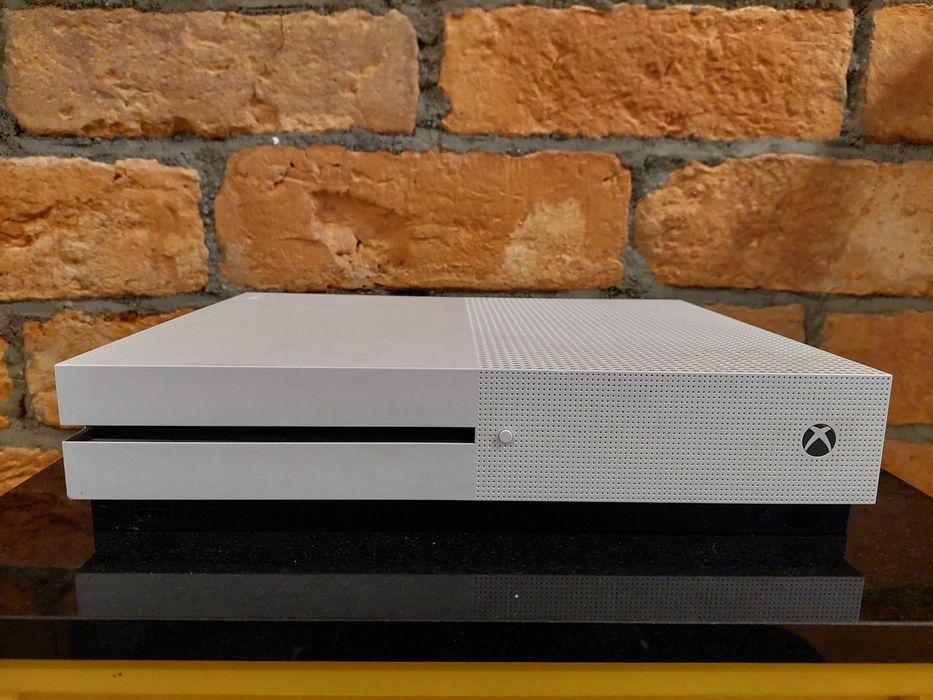 Konsola Microsoft XBOX ONE S 1TB 1681 napęd PAD gry FIFA słucha plomba