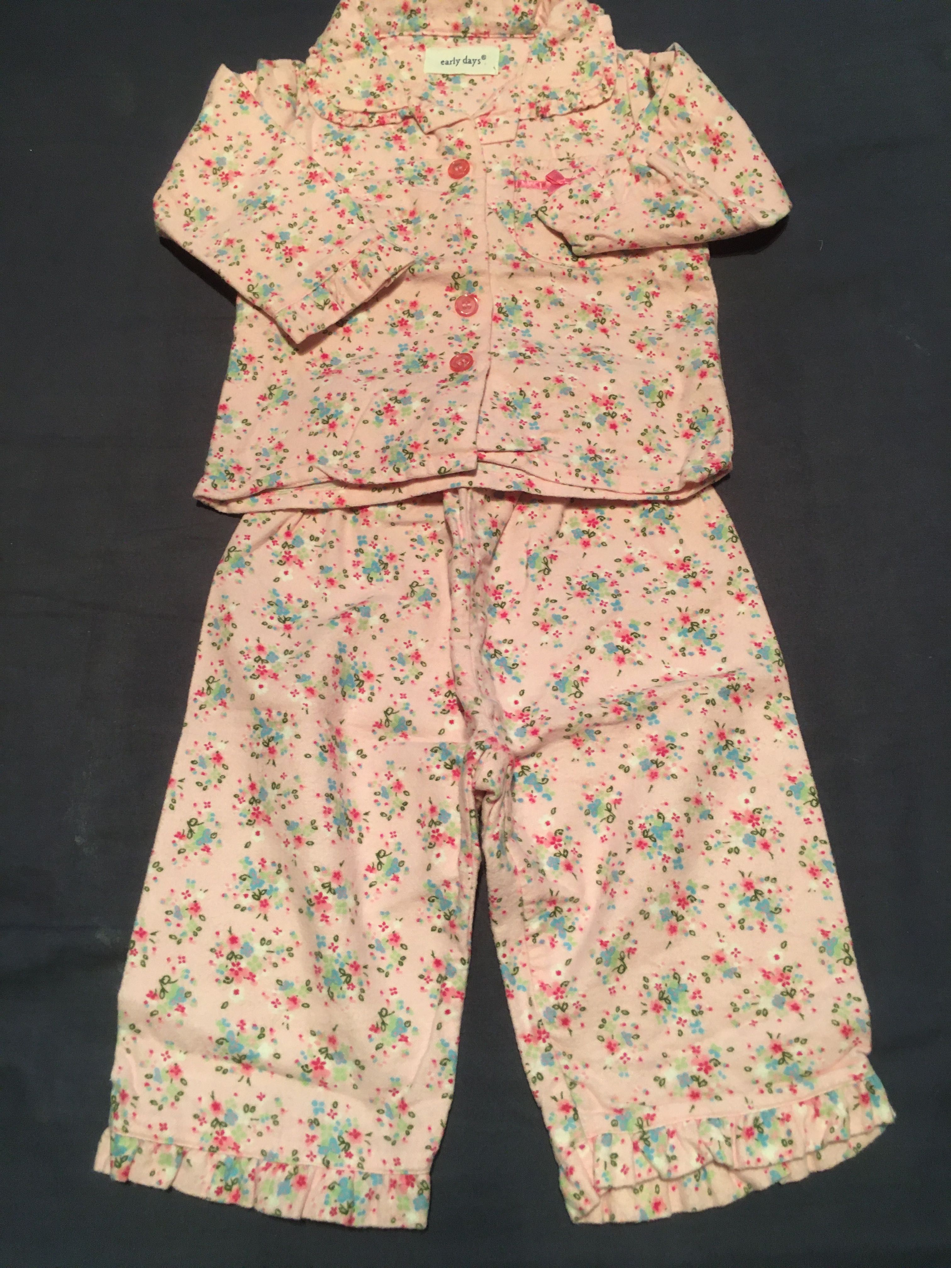Robe, pijama e oferta de peluche para menina de 9 a 12 meses