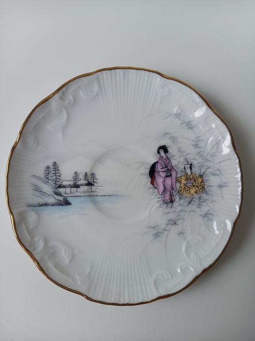 Pires e chavenas de café