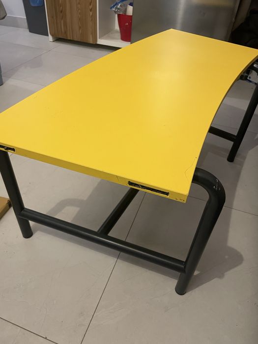 Stolik dziecięcy – solidny, żółty blat, zaokrąglony kształt