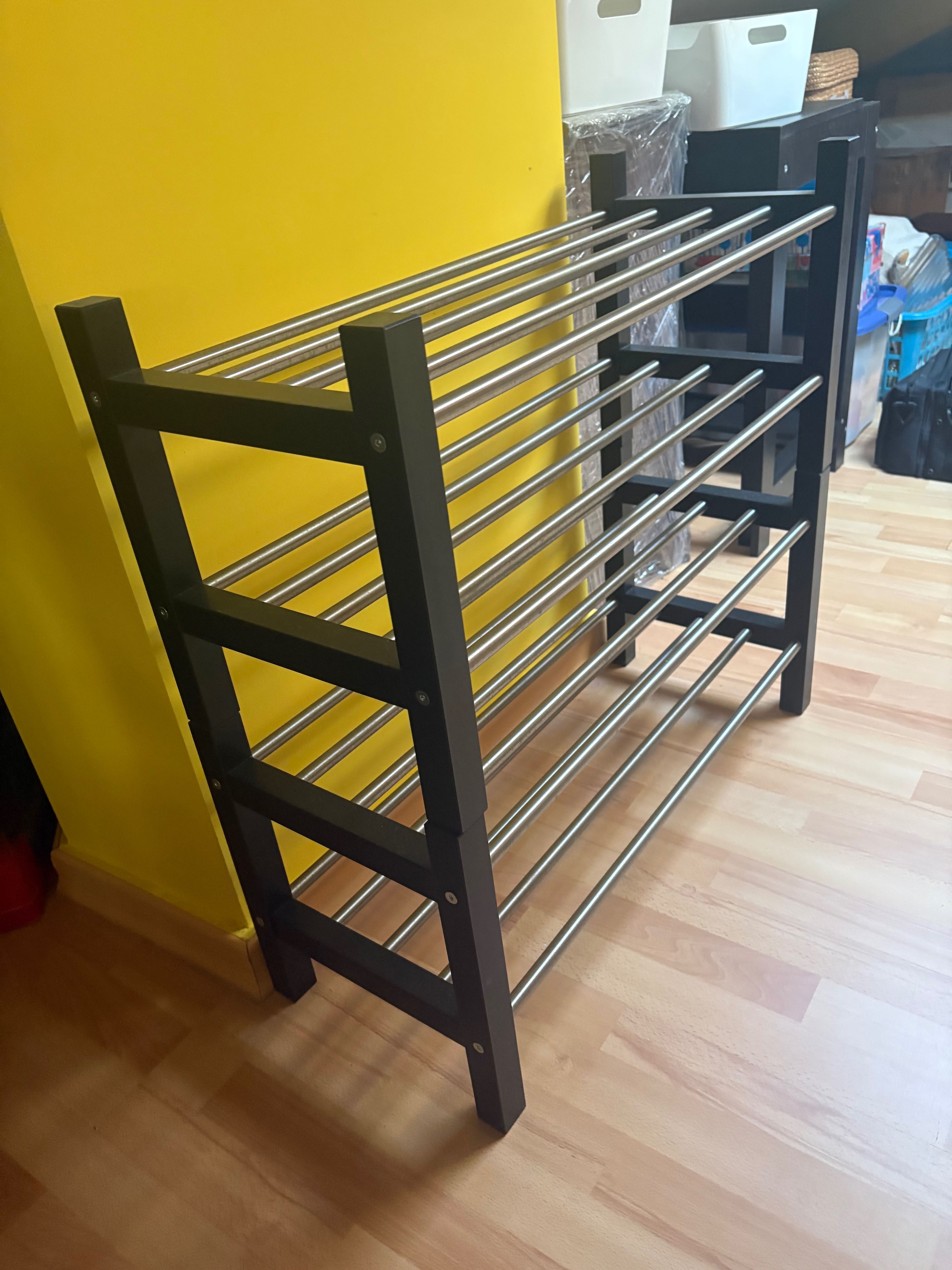 Sapateira em racks metálicos. 2 unidades