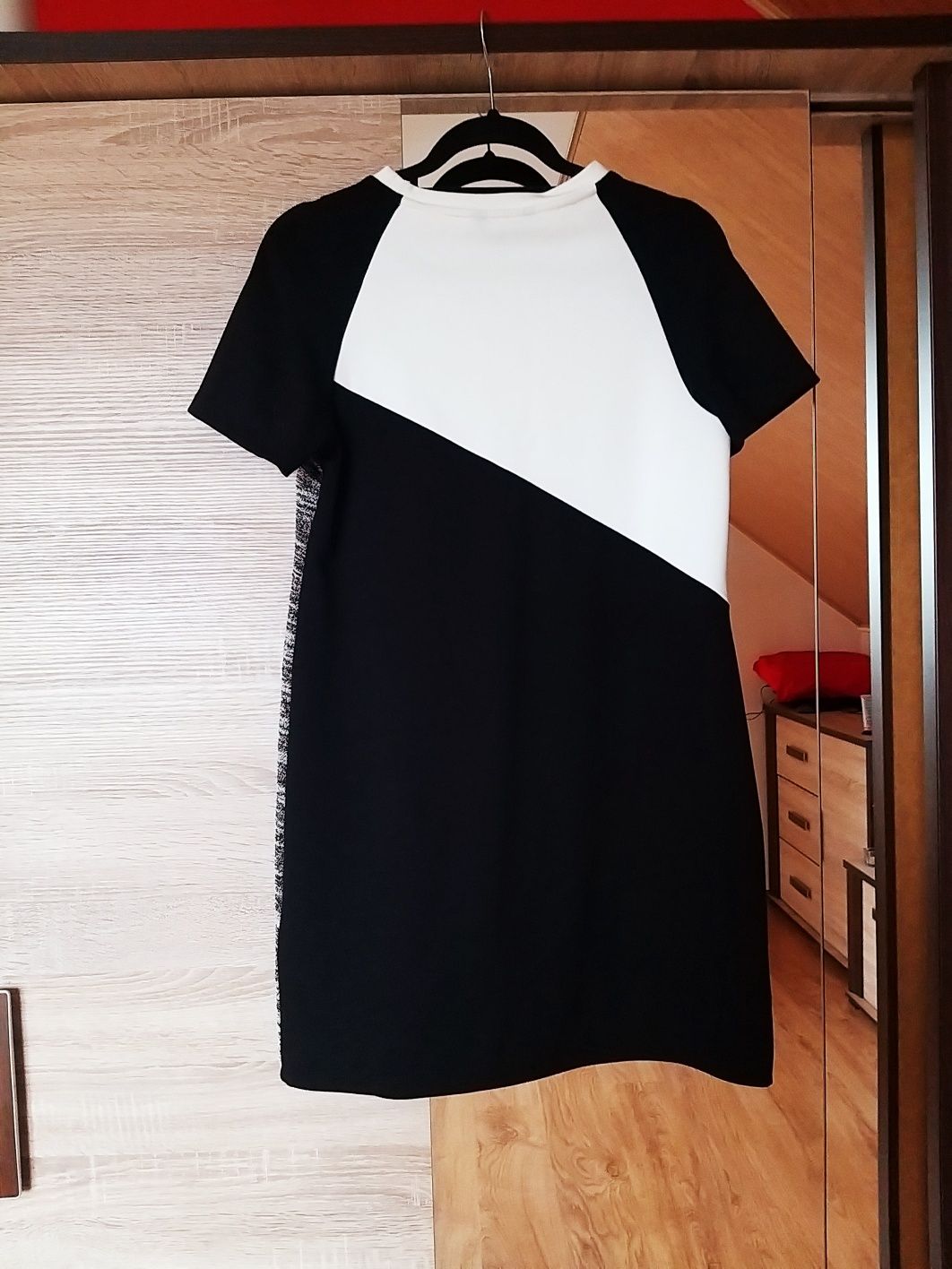 Dresowa krótka sukienka M 38 minimalistyczna czarna biała łączonych