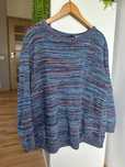 kolorowy sweter granatowy oversize