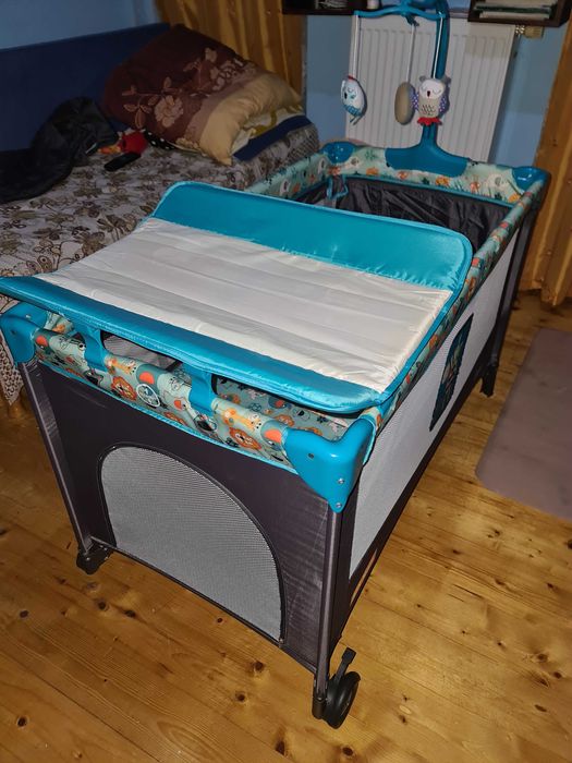 łóżeczko turystyczne z torbą, przewijak , karuzela