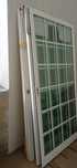 Portas janelas com vidro duplo e estrado para cama de solteiro