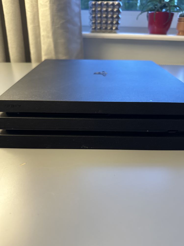 Ps4 pro + 2 pady