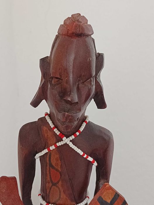 Escultura africana de guerreiro em madeira maciça