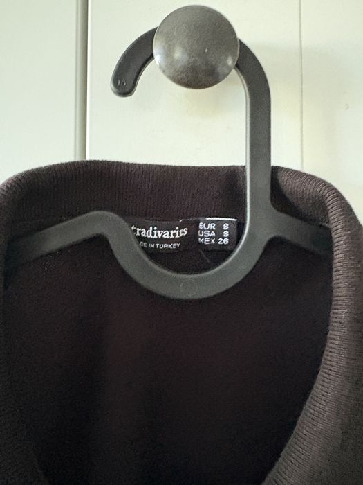 Czarna krótka bluzka polo z kołnierzykiem stradivarius