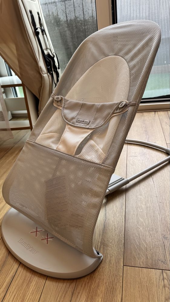 Leżaczek Bujak  BabyBjorn Balance Soft Mesh szary biały