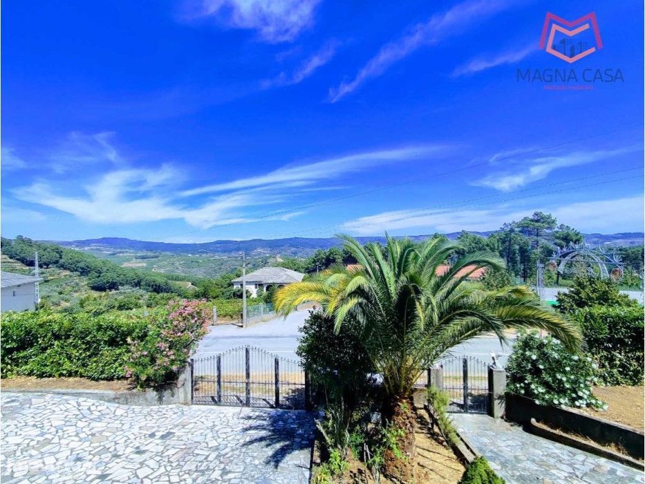 Moradia T5 com 2 pisos, com garagem e logradouro localizada em Sout...