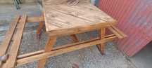 Mesa com bancos de jardim