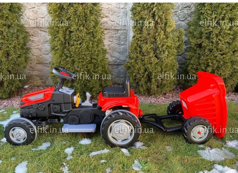 Трактор з причепом на акумуляторі