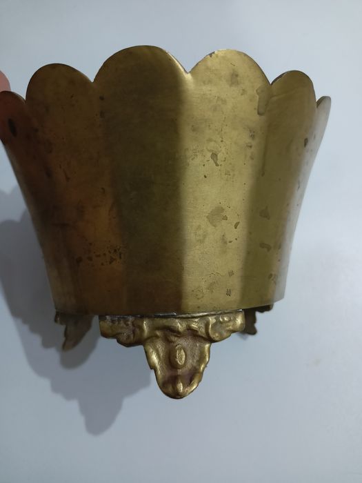 Stara, metalowa osłonka na kwiata