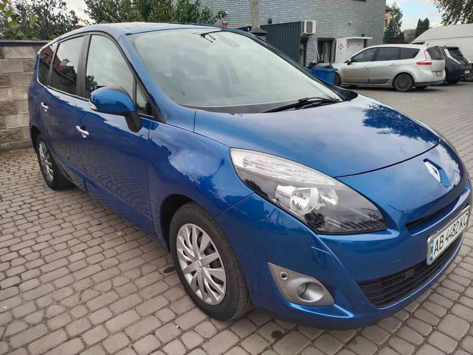 Grand Scenic 2011 року