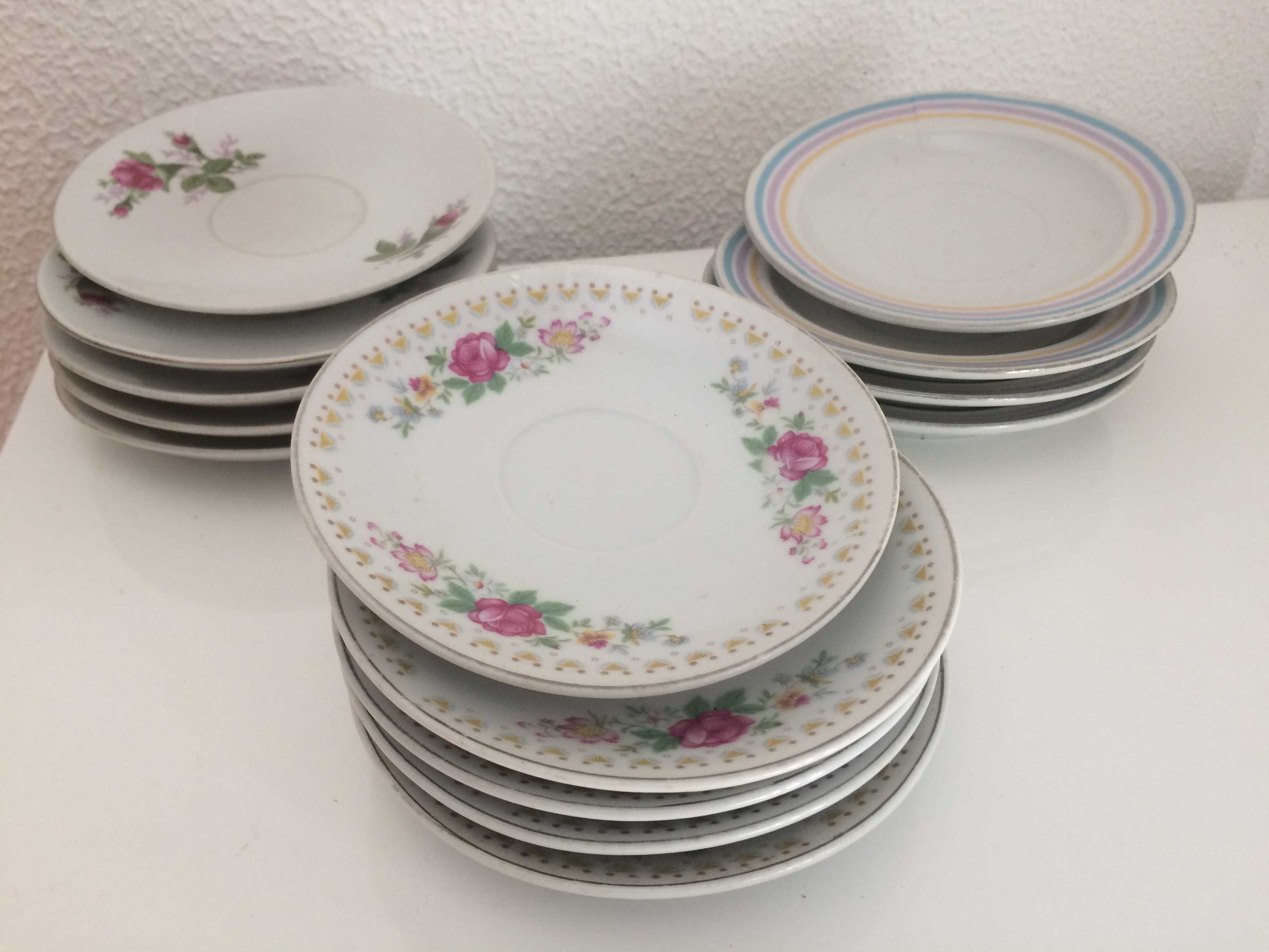 Diversos pires e louça decorativa