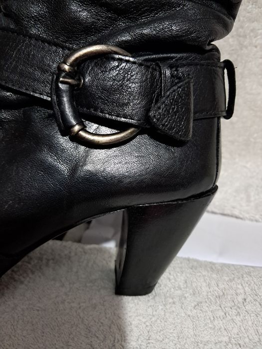 Botas  cano alto,  tamanho  37 , todas em pele.