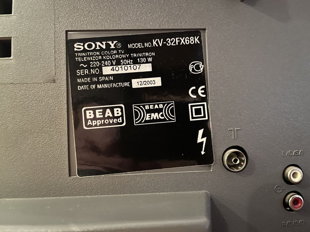 Telewizor SONY KV-32FX68K płaski, kineskopowy z dedykowanym stolikiem.