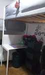 Cama alta com secretaria IKEA