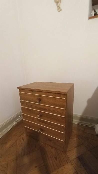 Cama com colchão e mesas de cabeceira