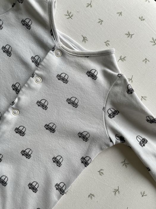 Pajacyk 62 dla chłopca w samochody śpiochy piżamka na jesień paczka