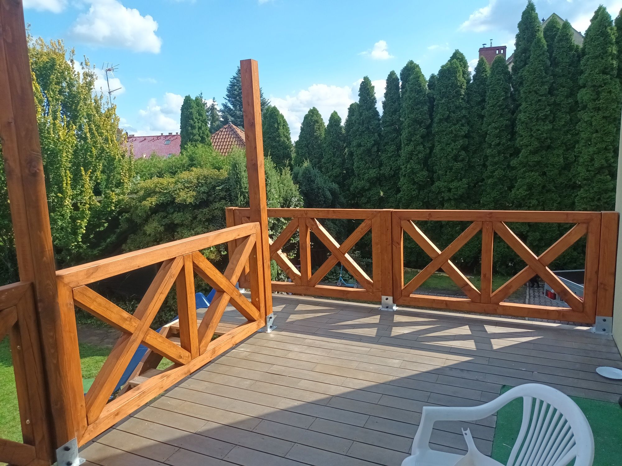 Balustrady balkonowe drewniane. Krzyżowe, proste, szklane..