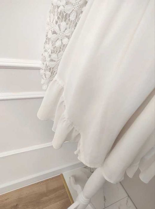 Kombinezon z krótką nogawką kopertowy falbanki koronka L | elegance