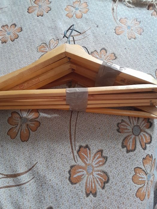Вішалки для одягу дерев'яні.