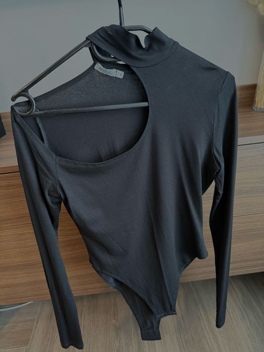 Чорний жіночий боді з відкритим плечем в стилі ttswtrs