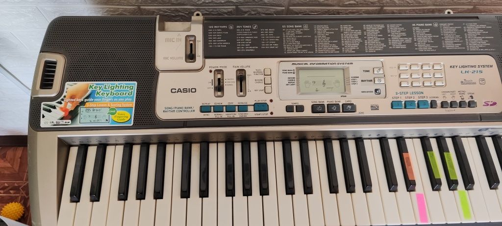 Продам синтезатор Casio LK 215