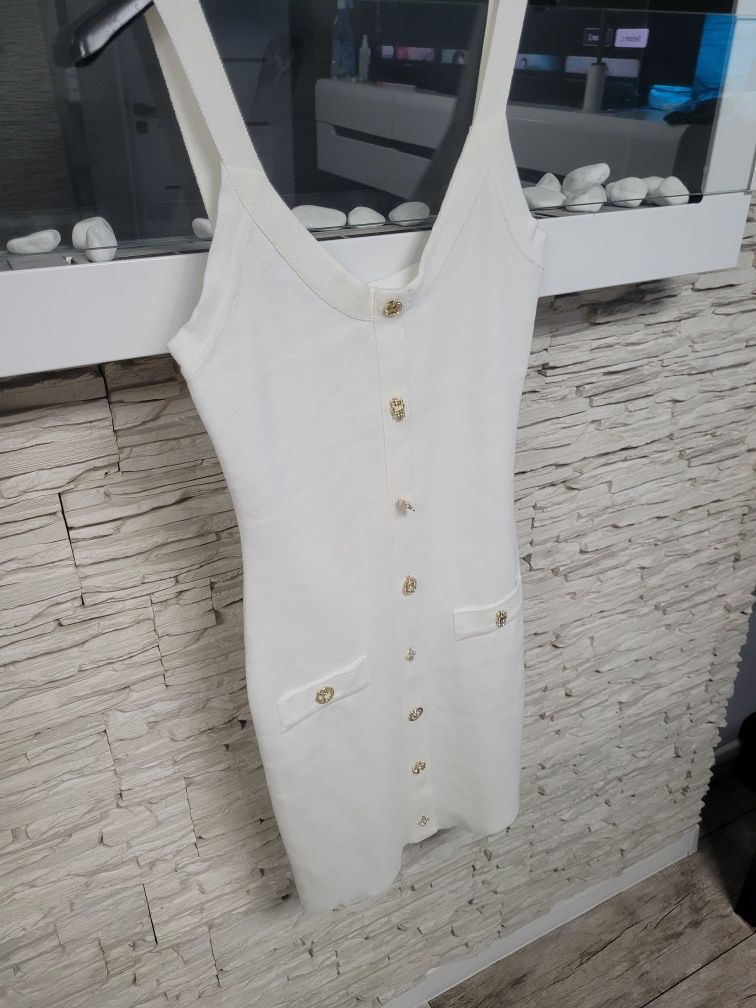 Nowa dzianinowa sukienka ze zdobionymi guzickami cyrkonie biała