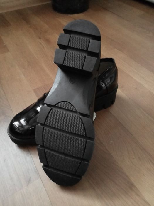 Mokasyny lakierowane damskie.