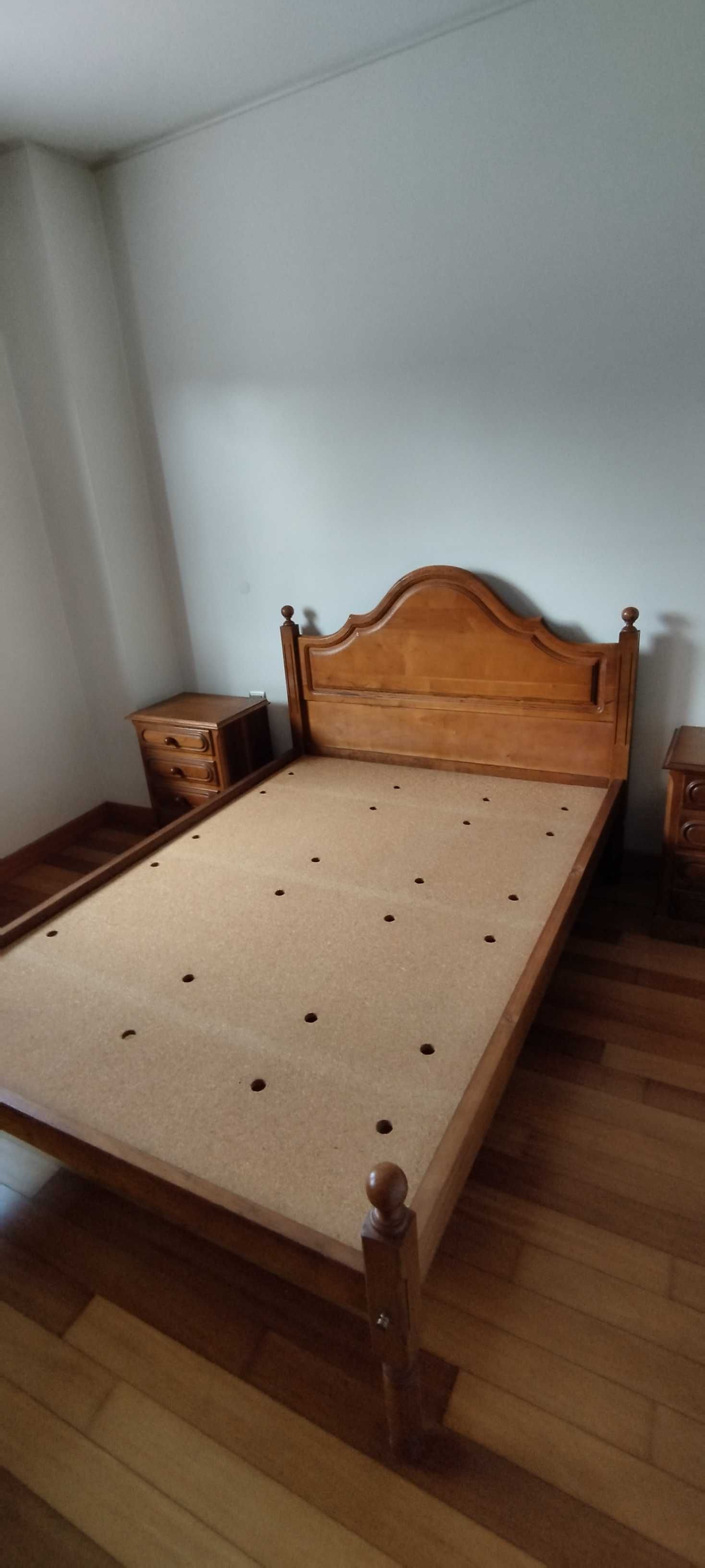 Cama casal+2 mesas cabeceira