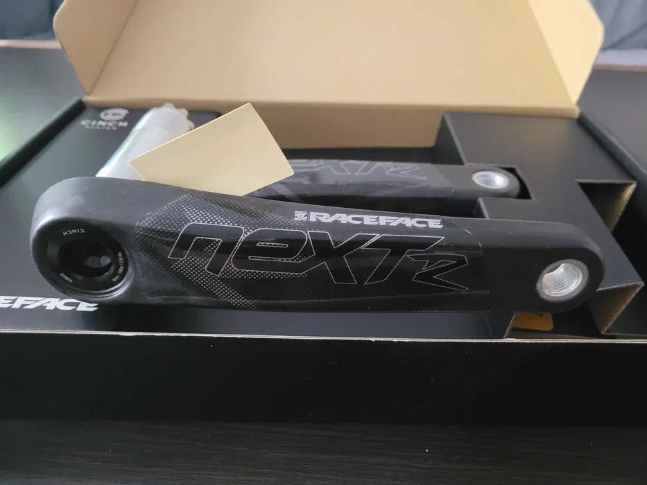 Korba Race Face Next R carbon,175mm,czarna z białym nadrukiem NOWA