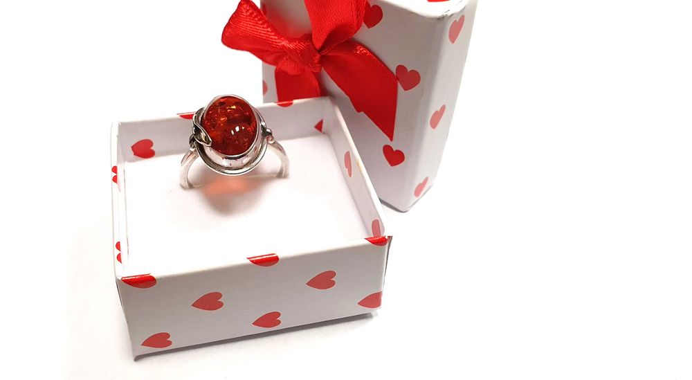 Srebrny pierścionek z bursztynem pr.925 wag.4,7