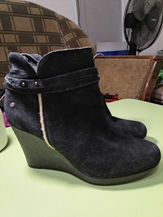 Замшевые ботинки фирмы ugg