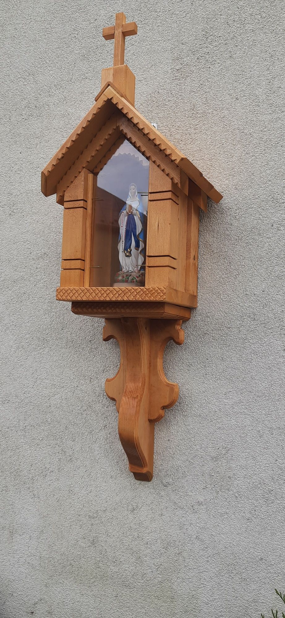 Kapliczka drewniana z figurką