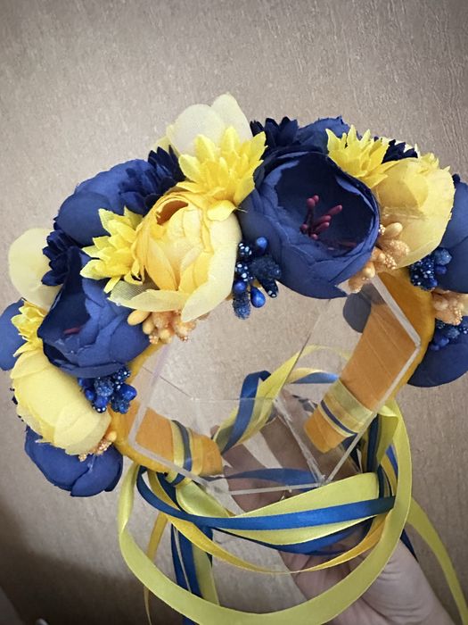 Віночок  на голову ручної роботи в патріотичних кольорах.