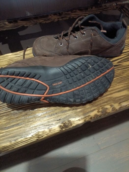 Продаю будівельні кросівки фірми TROJAN.