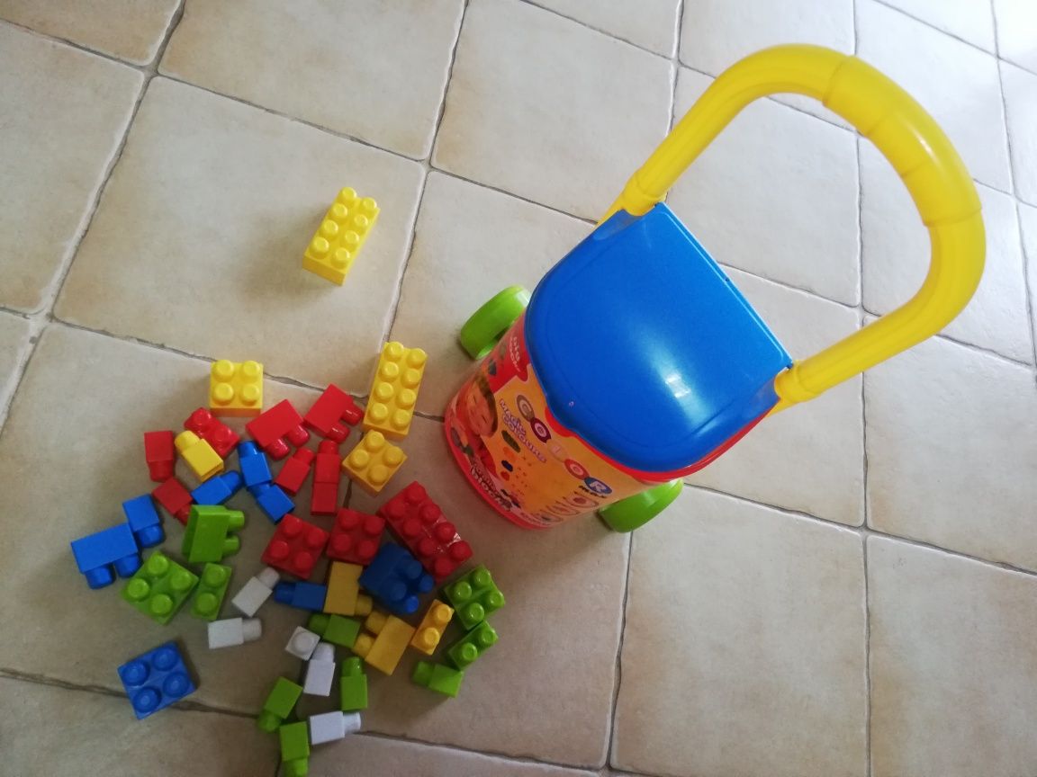 Carrinho trolley com peças tipo Lego
