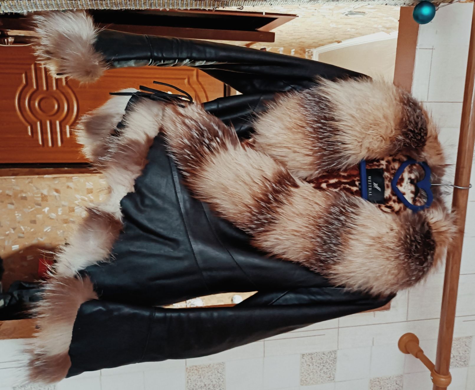 Продам курточку натуральная кожа с  мехом лисы
