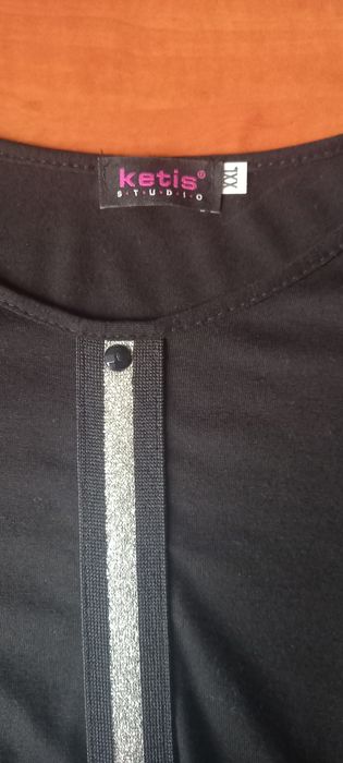 Wiskozowy, czarny T-shirt ze srebrnym zdobieniem