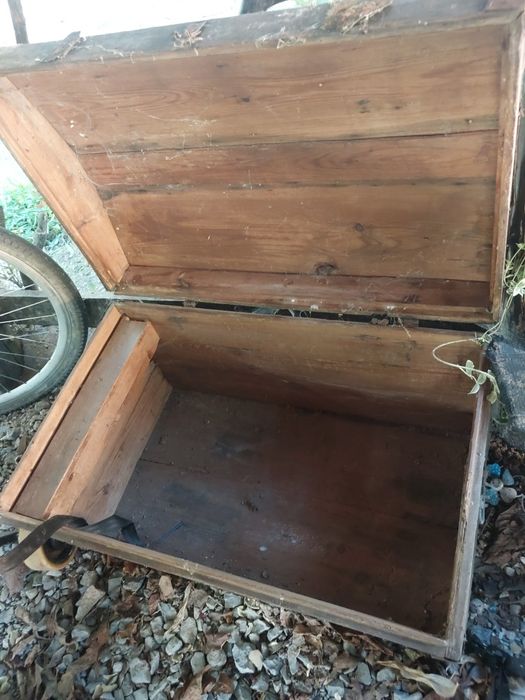 Kufer stary drewniany..