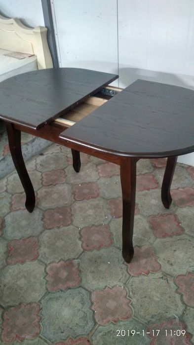 Стіл до вітальні дубовий розкладний.