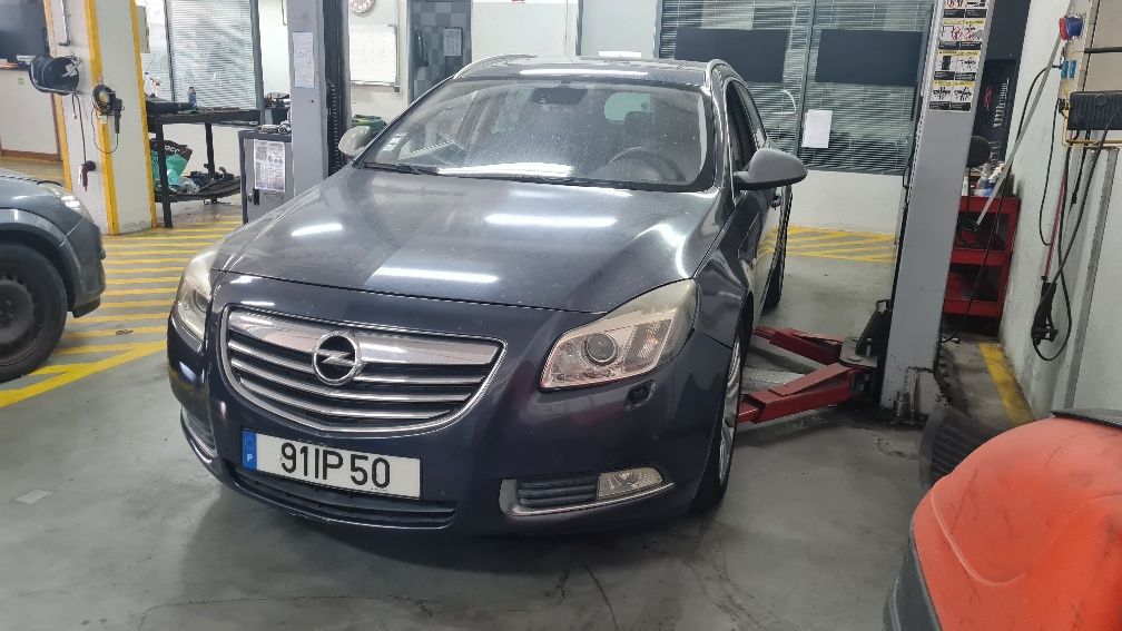 Opel insignia sports tourer avariado