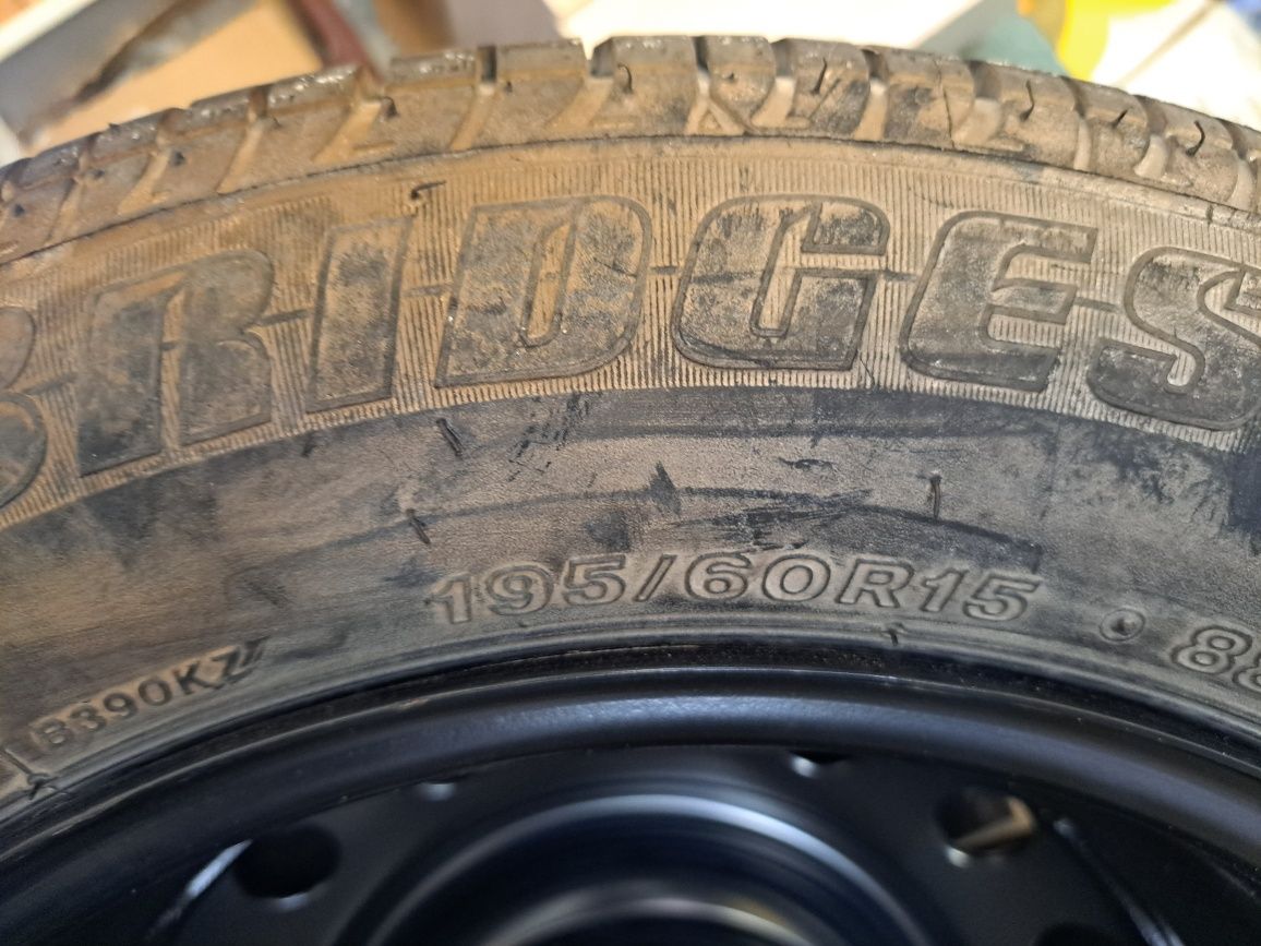 Pneus Bridgestone B390 (195/60R15) c/ jante